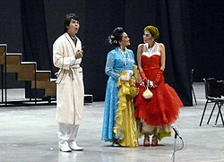  เจาะเบื้องหลังละครเวทชายกลาง