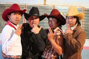 โกยเถอะเกย์ จับเหล่าเสนาคืนจอแต่งแต๋วคาวบอย จีบปากจิกตา