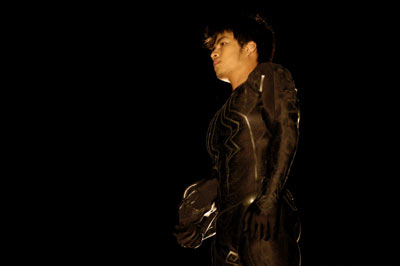 บอมเบย์ออกตัว ใส่ชุดมนุษย์เหล็กไหลแล้วมีพลังเพิ่มขึ้น