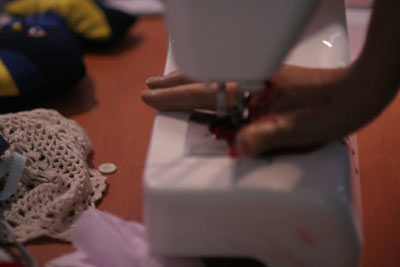 พิมขนลุกจักรเย็บผ้าทำงานเอง เลือดกระฉูดเย็บมือไม่ยั้ง