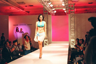 เอส  จับ 2 สาว อวดอึ๋ม ใน หนูหิ่ เดอะมูฟวี่