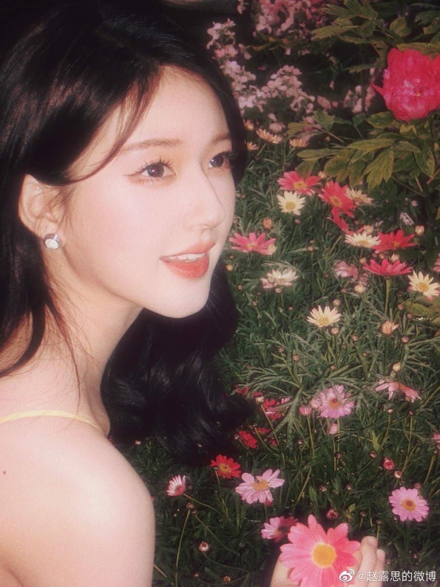 จ้าวลู่ซือ เล่นสงกรานต์ที่ไทย