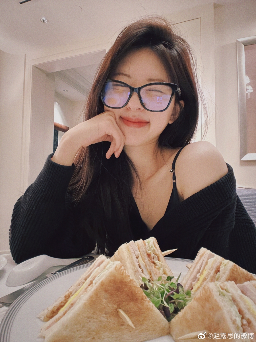 จ้าวลู่ซือ เล่นสงกรานต์ที่ไทย