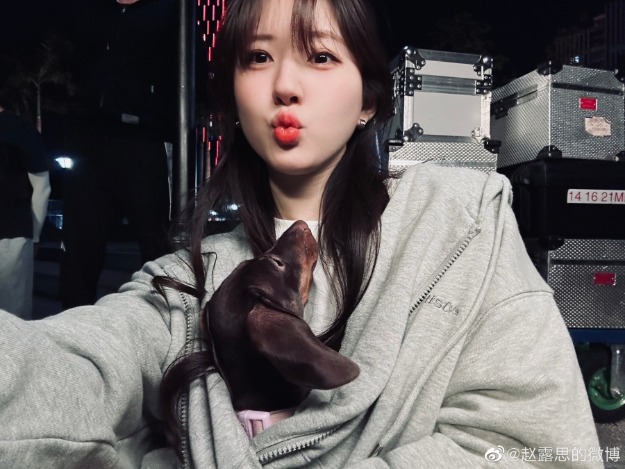 จ้าวลู่ซือ เล่นสงกรานต์ที่ไทย