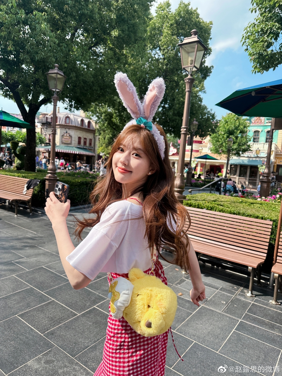 จ้าวลู่ซือ เล่นสงกรานต์ที่ไทย