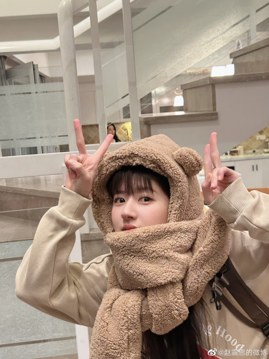 จ้าวลู่ซือ เล่นสงกรานต์ที่ไทย