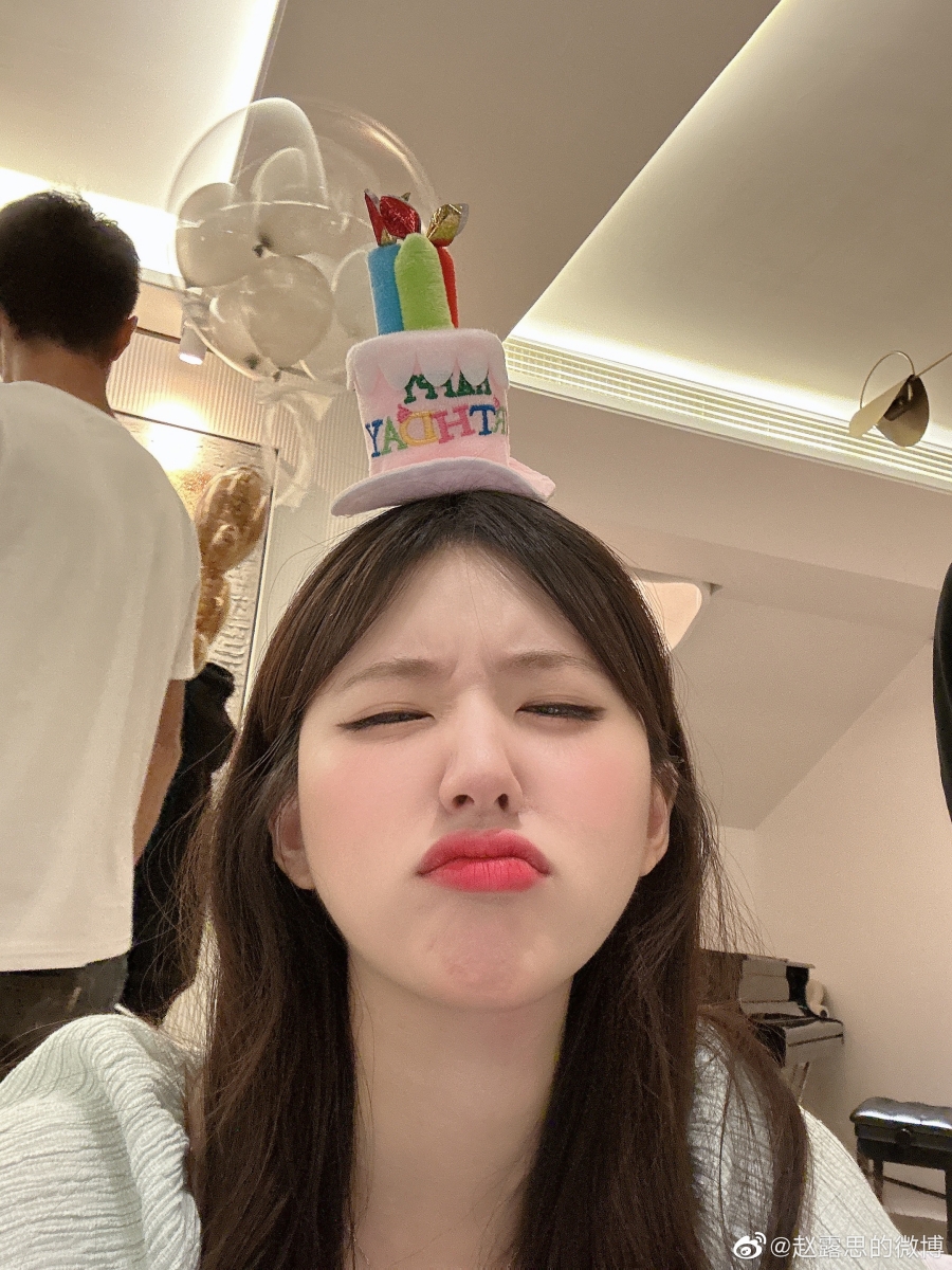 จ้าวลู่ซือ เล่นสงกรานต์ที่ไทย