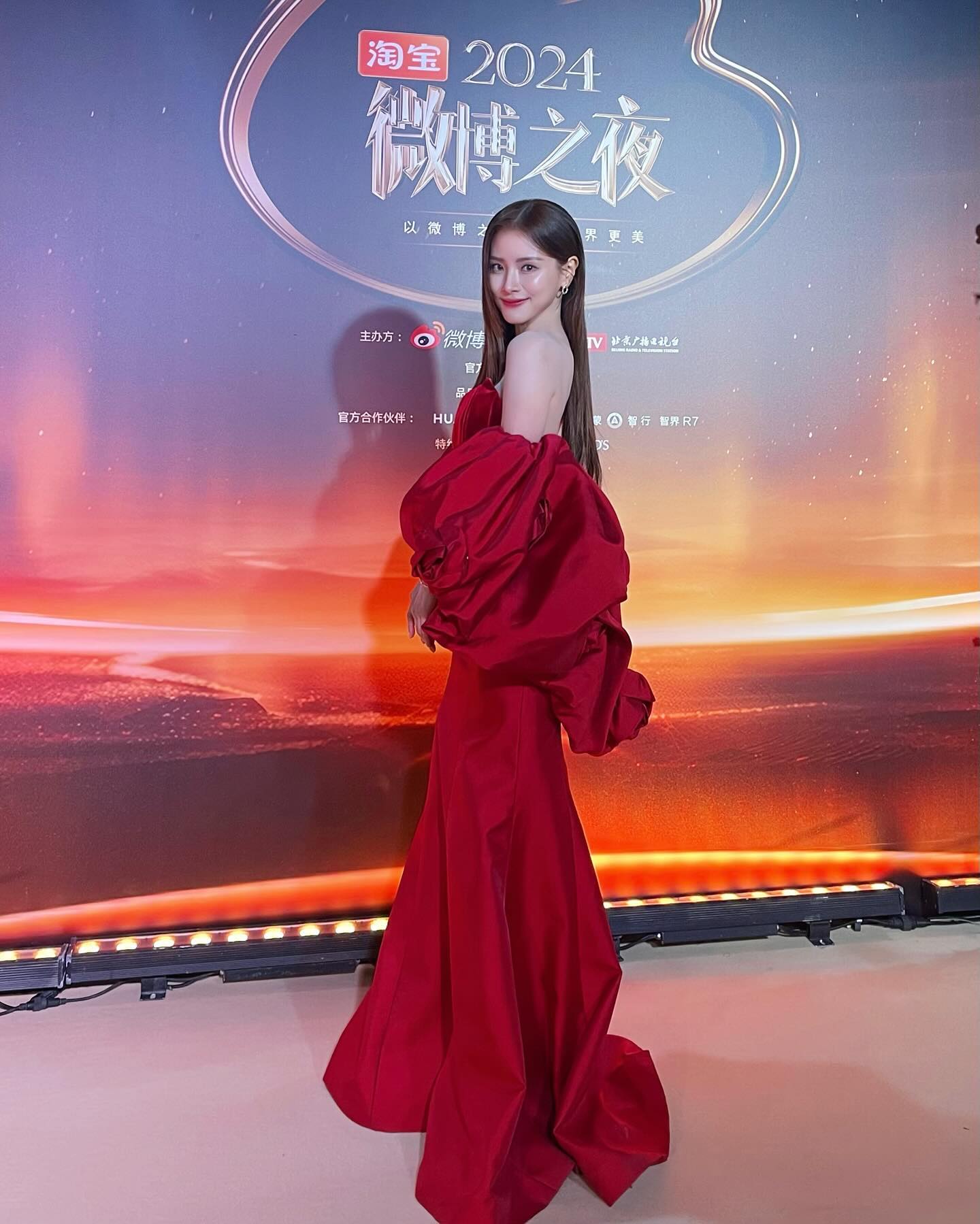  ใบเฟิร์น คว้ารางวัลงาน Weibo Night 2024