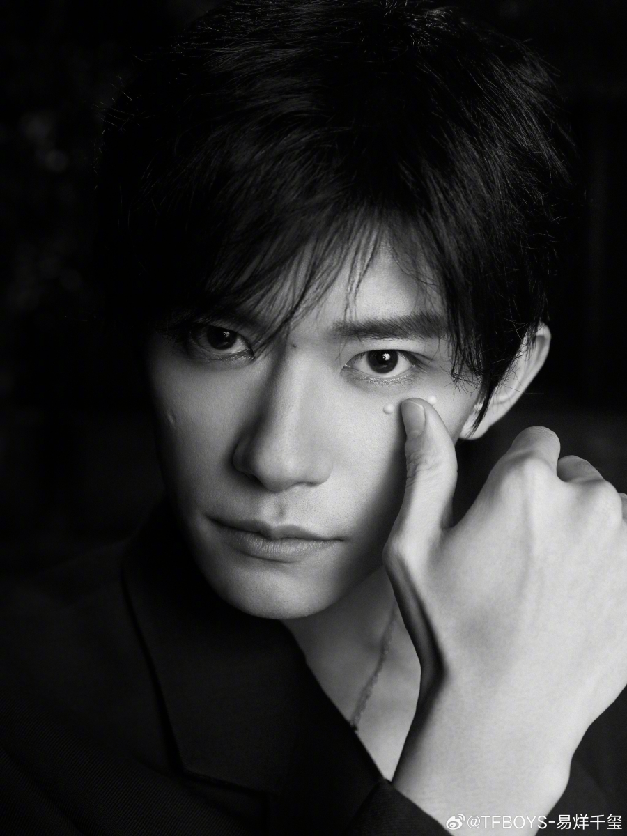 จาก TFBOYS สู่เจ้าพ่อหนังจีน! เปิดประวัติ 