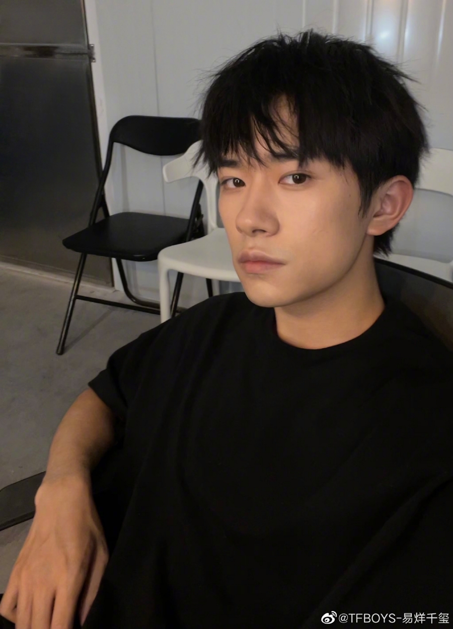 จาก TFBOYS สู่เจ้าพ่อหนังจีน! เปิดประวัติ 