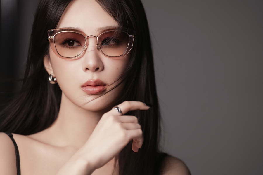 นักแสดงจีนที่ไม่ได้ใช้ชื่อจริงในวงการ