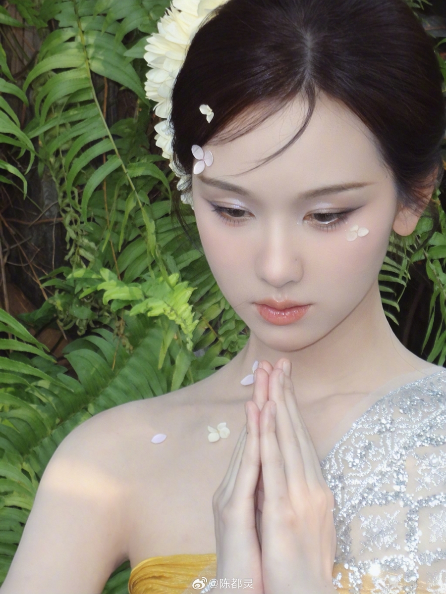 เฉินตูหลิง ใส่ชุดไทย