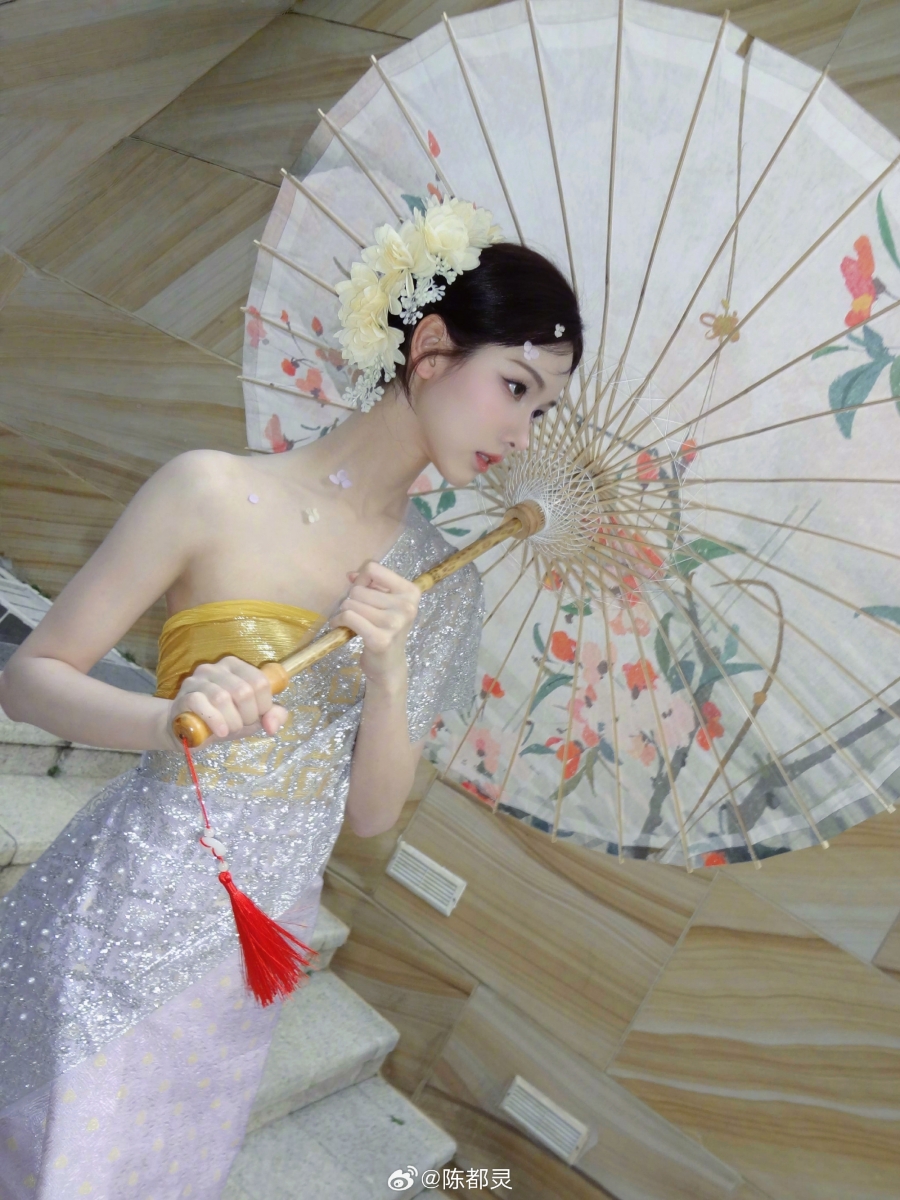 เฉินตูหลิง ใส่ชุดไทย