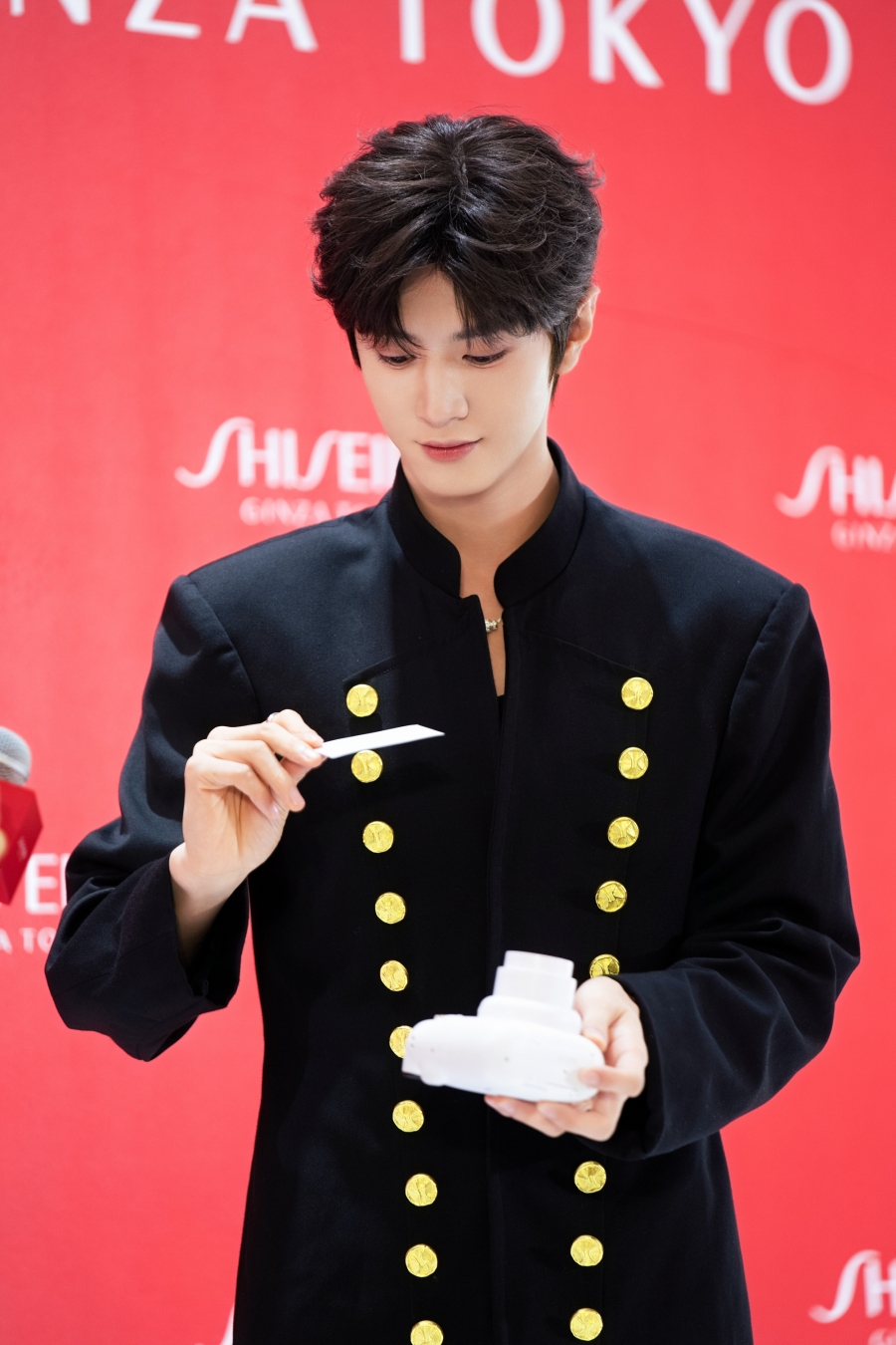 เฉินเจ๋อหย่วน โดนพนักงานกอด