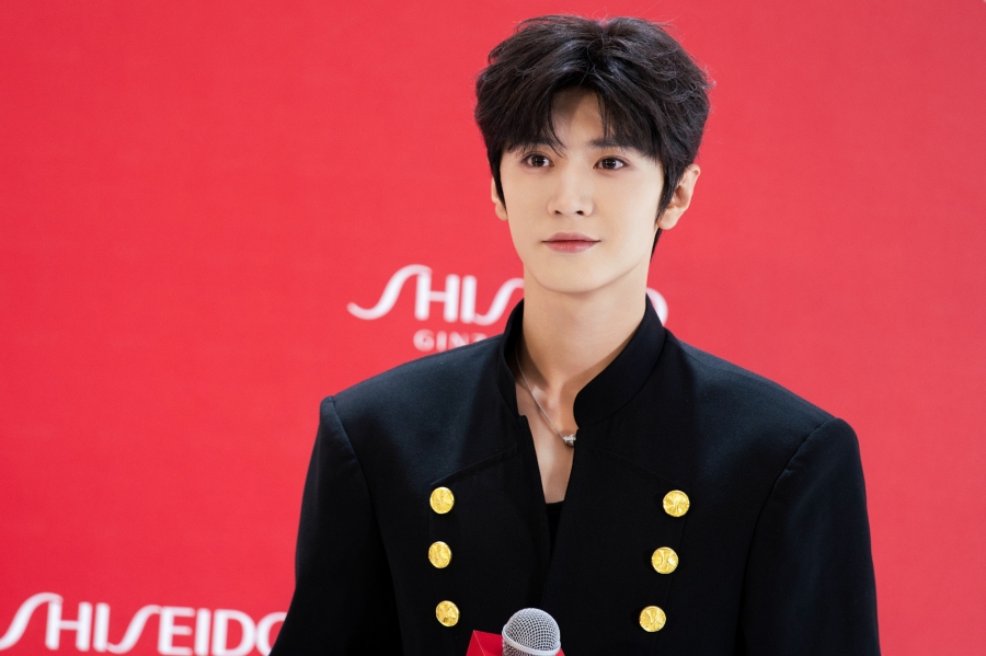 เฉินเจ๋อหย่วน โดนพนักงานกอด