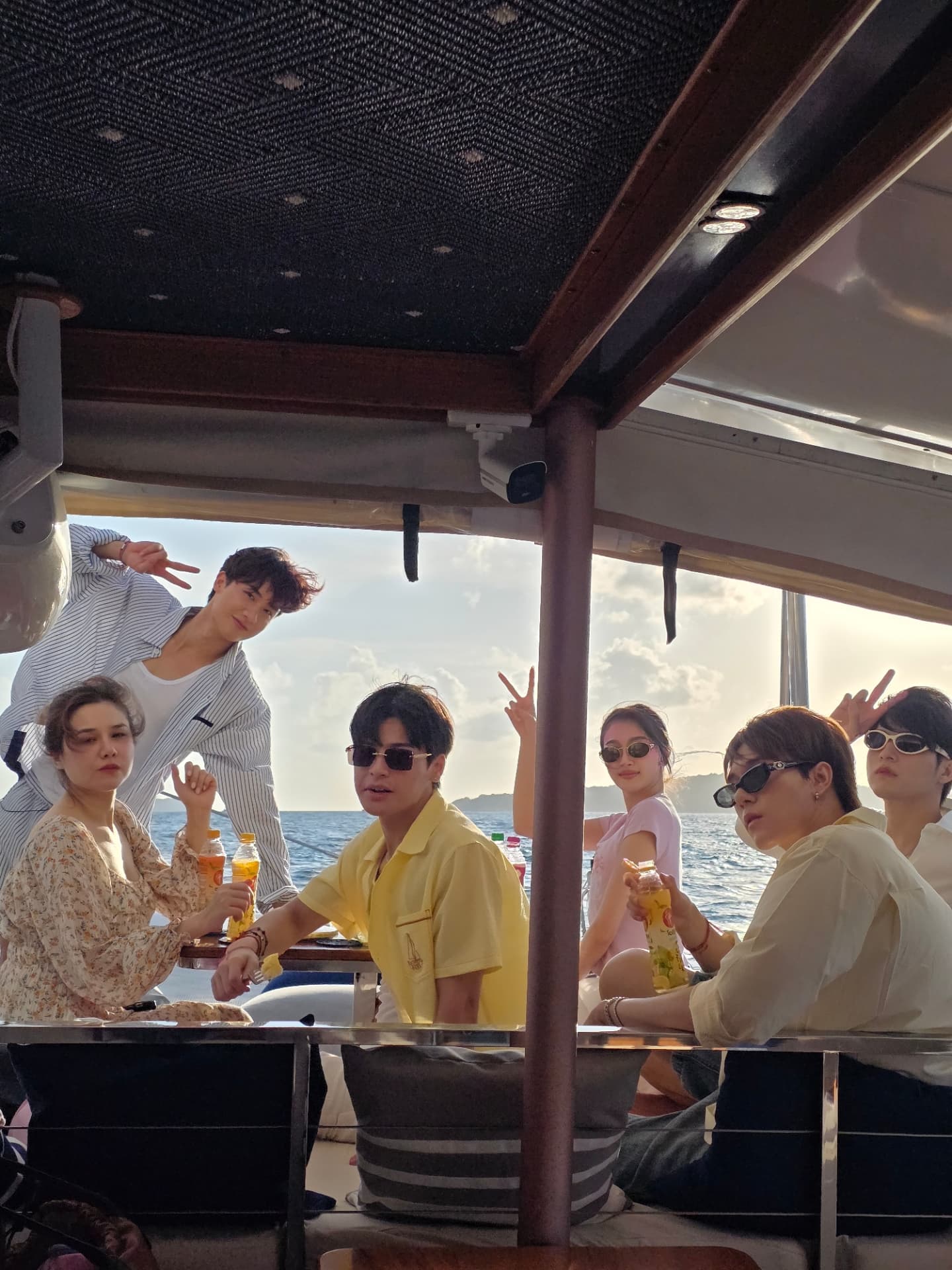 สกาย-นานิ แชะภาพคู่ท่ามกลางแสงทะเลยามเย็น