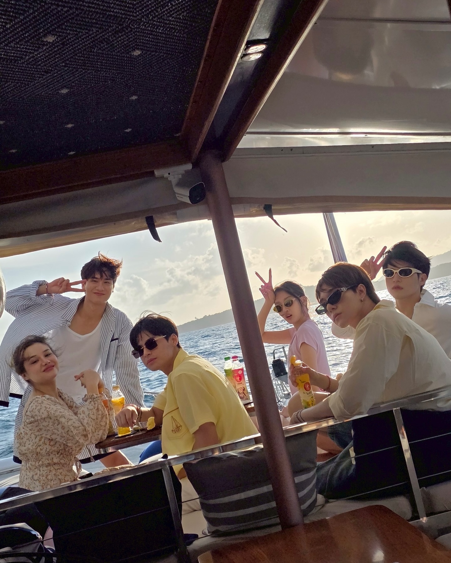 สกาย-นานิ แชะภาพคู่ท่ามกลางแสงทะเลยามเย็น