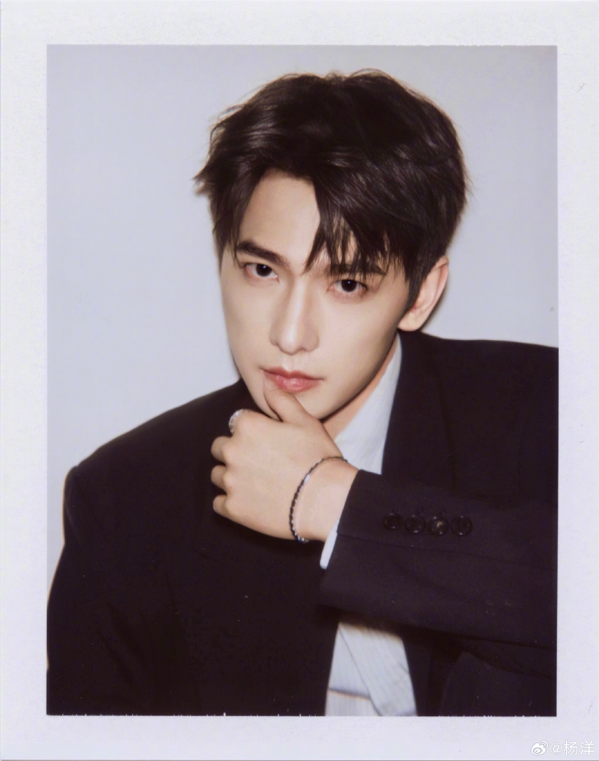 หยางหยาง อวดลุคหล่อในเทรนด์ฟิล์มฉีก