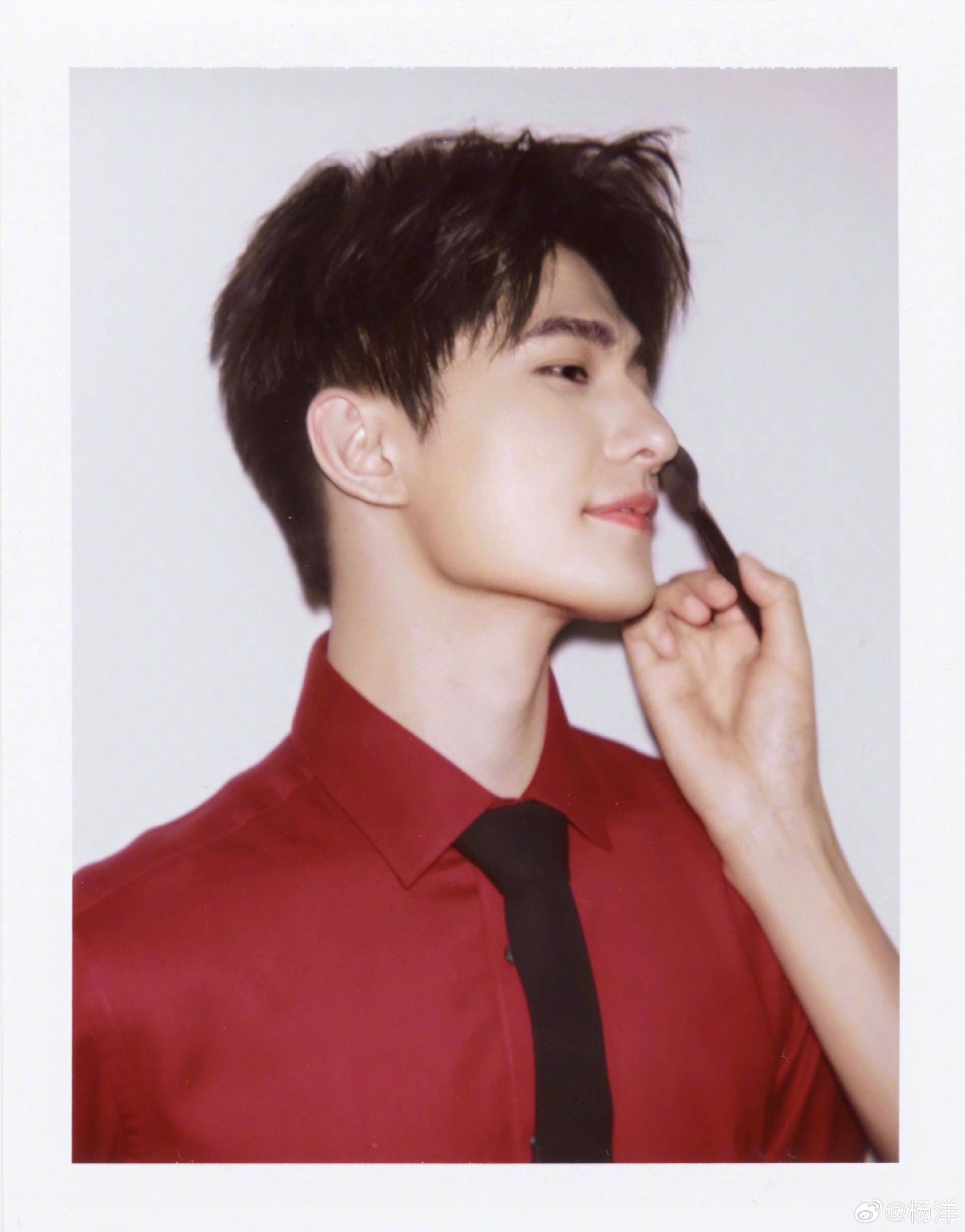 หยางหยาง อวดลุคหล่อในเทรนด์ฟิล์มฉีก