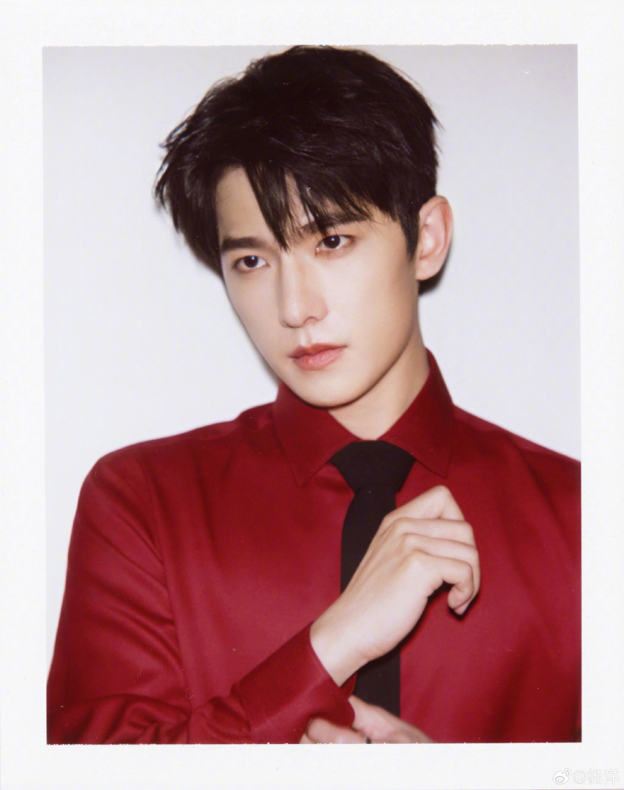 หยางหยาง อวดลุคหล่อในเทรนด์ฟิล์มฉีก
