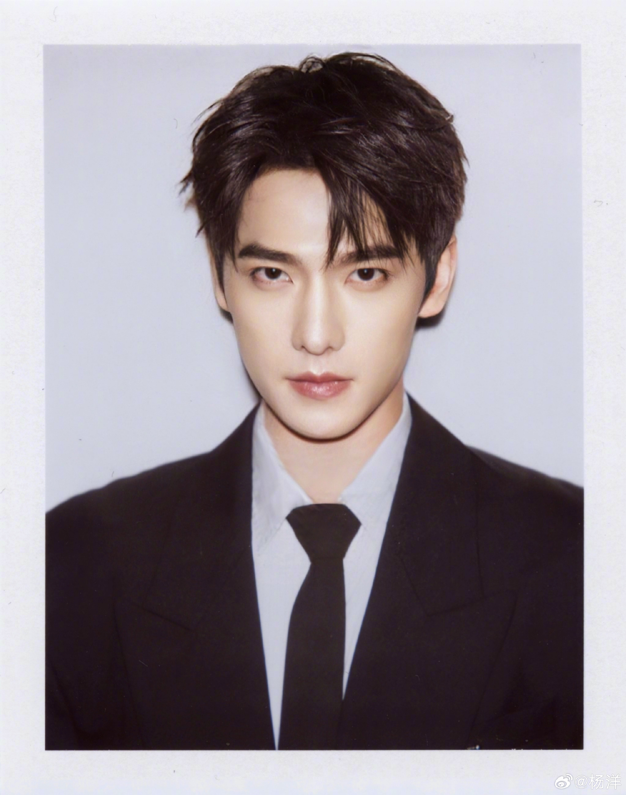 หยางหยาง อวดลุคหล่อในเทรนด์ฟิล์มฉีก