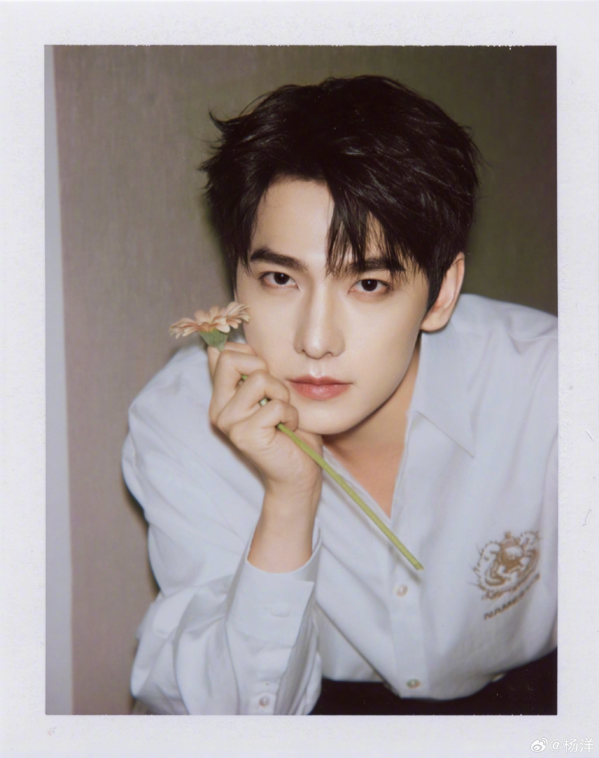 หยางหยาง อวดลุคหล่อในเทรนด์ฟิล์มฉีก