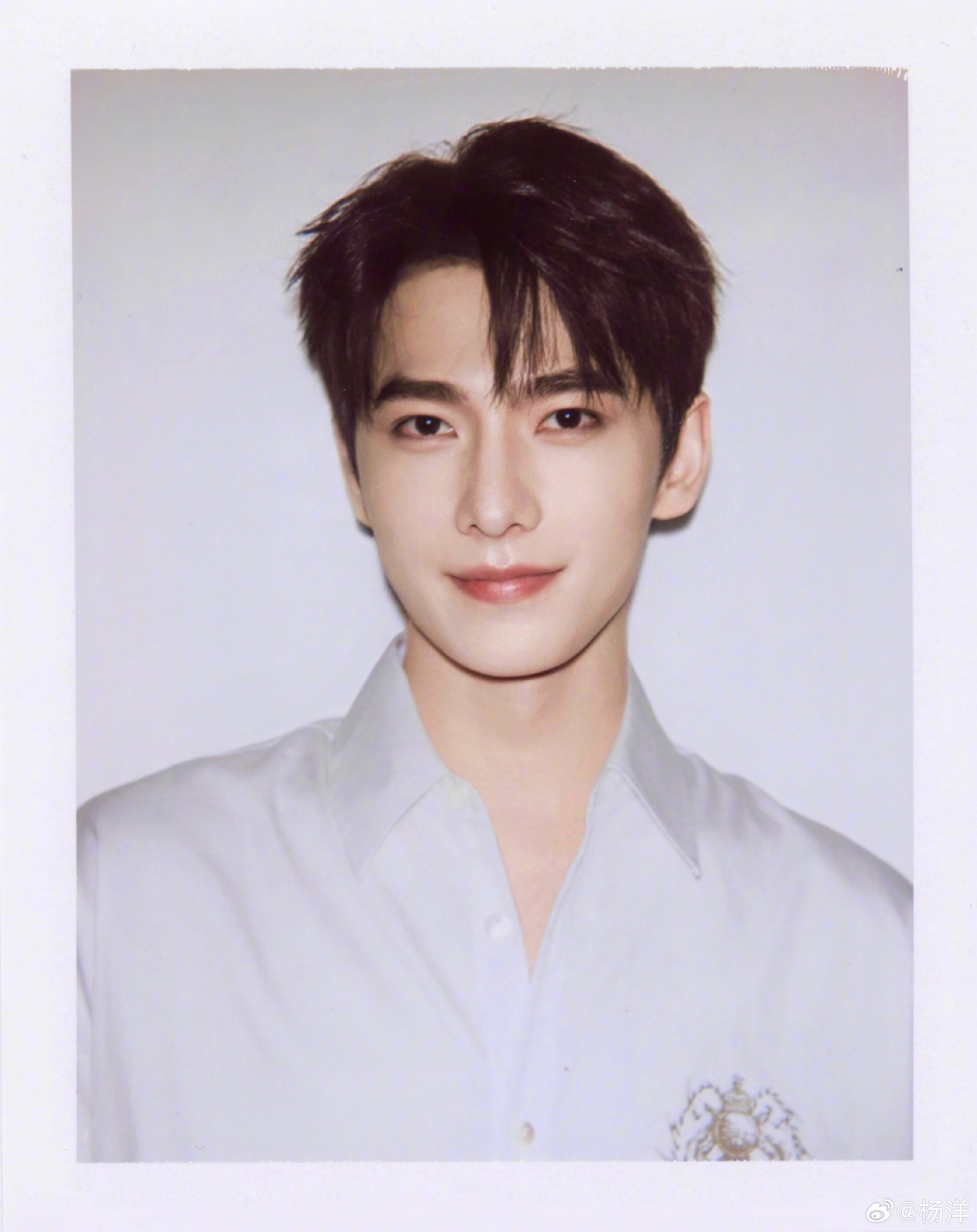 หยางหยาง อวดลุคหล่อในเทรนด์ฟิล์มฉีก