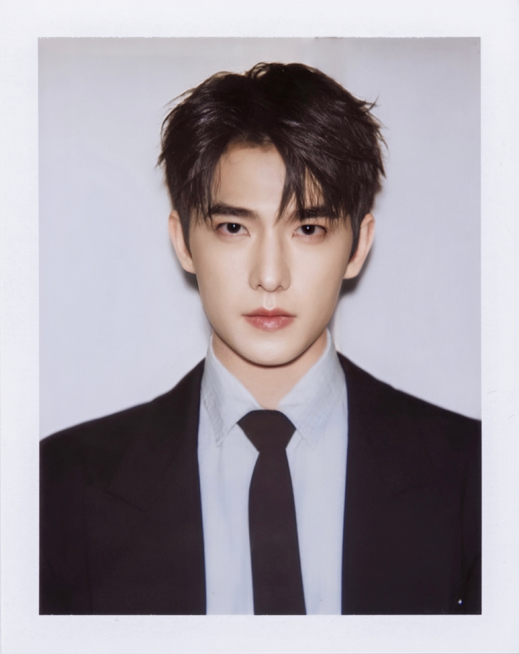 หยางหยาง อวดลุคหล่อในเทรนด์ฟิล์มฉีก