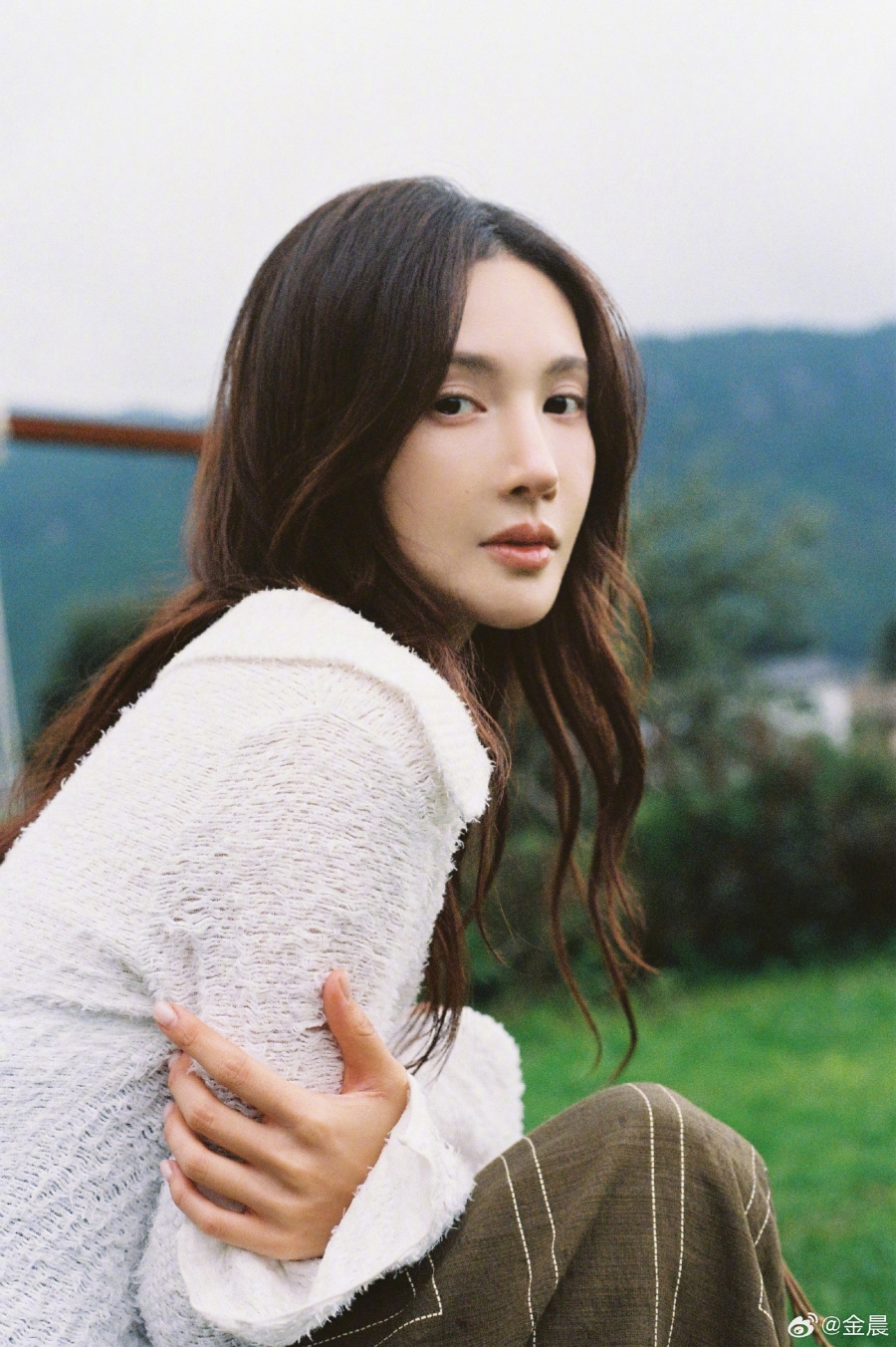 จินเฉิน โชว์หน้าสดบนพรมแดง