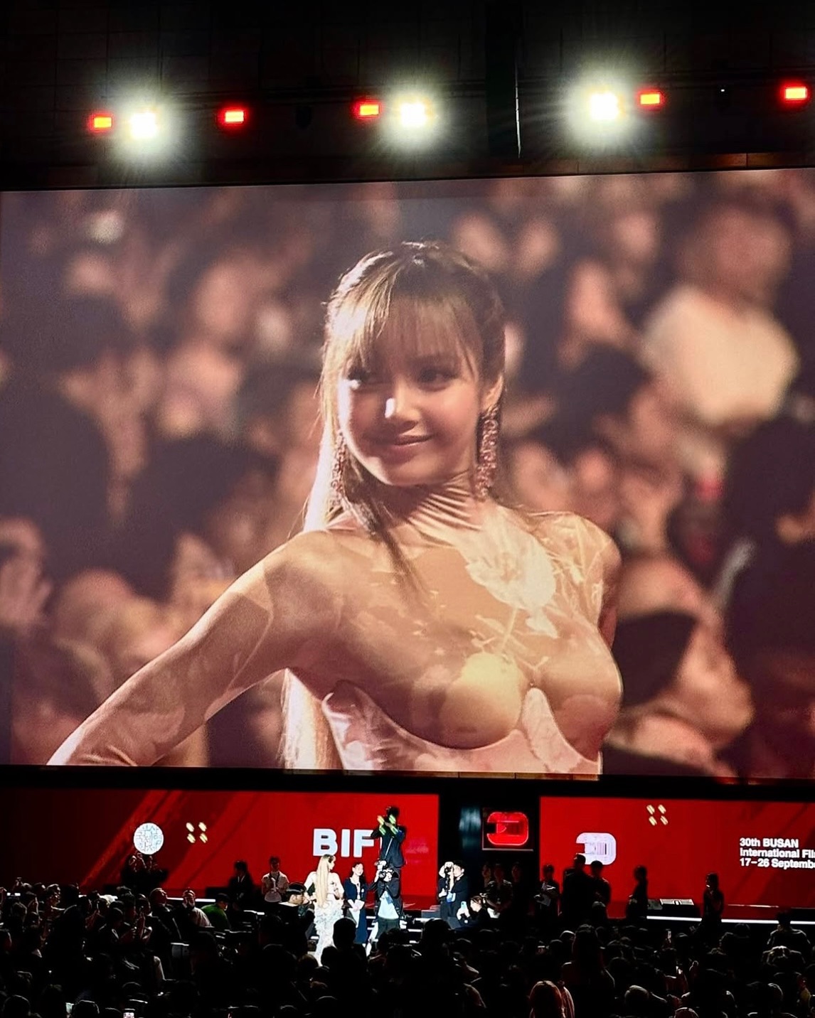 ลิซ่า BLACKPINK เซ็นสัญญา WME