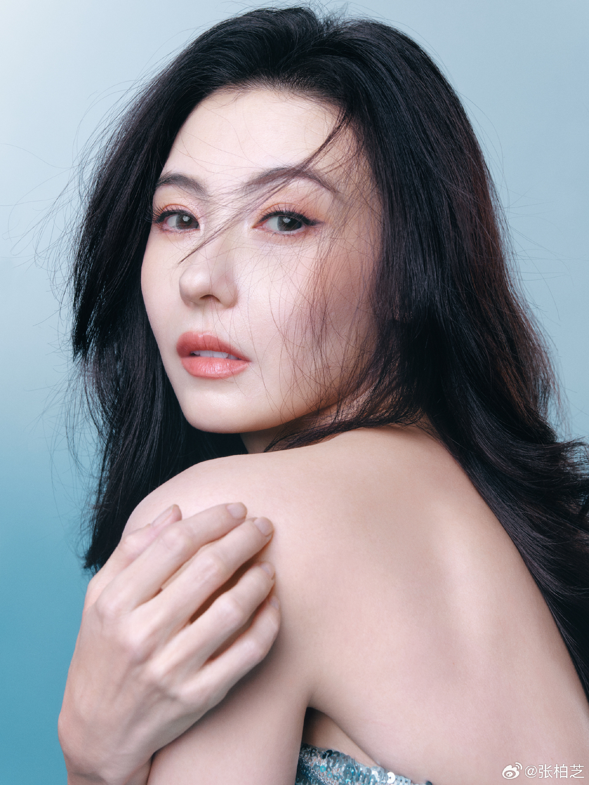 เปิดอีกมุมชีวิต “จางป๋อจื่อ” จากเด็กหญิงในความเงียบ สู่ดาวดังแห่งฮ่องกง