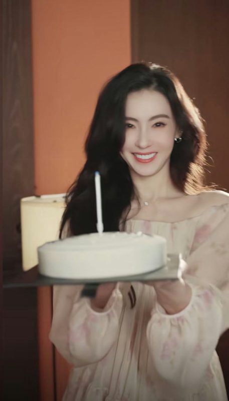 เปิดอีกมุมชีวิต “จางป๋อจื่อ” จากเด็กหญิงในความเงียบ สู่ดาวดังแห่งฮ่องกง