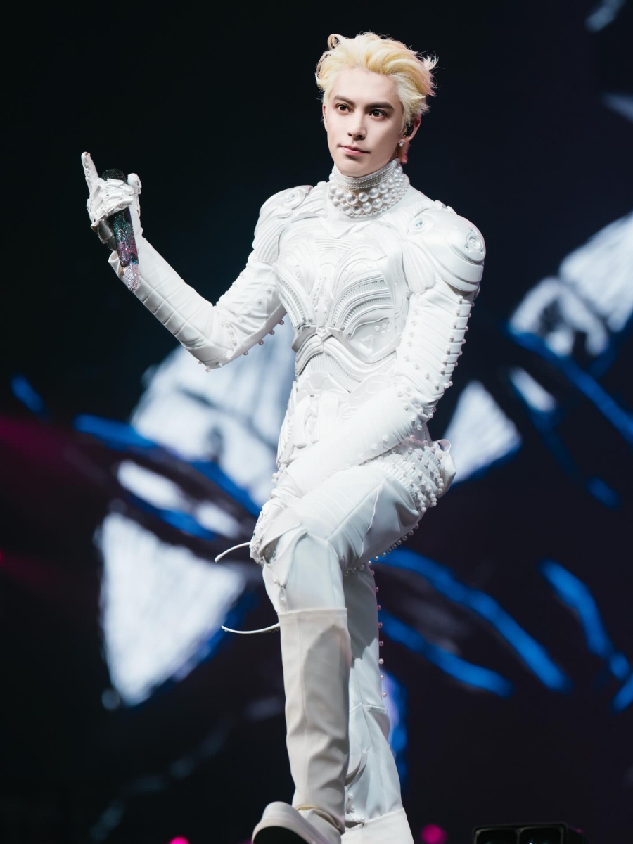 จ้าวลู่ซือ-หวังเฮ่อตี้ โมเมนต์ไวรัลบนเวทีคอนเสิร์ต