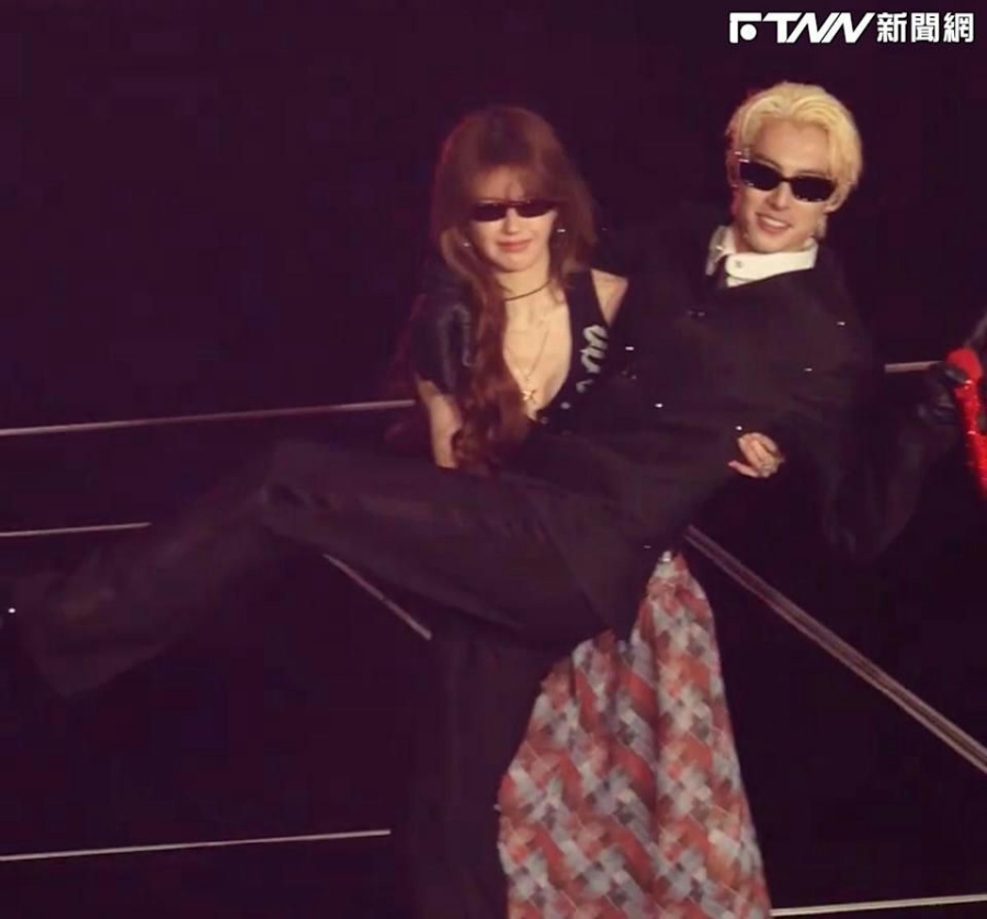 จ้าวลู่ซือ-หวังเฮ่อตี้ โมเมนต์ไวรัลบนเวทีคอนเสิร์ต