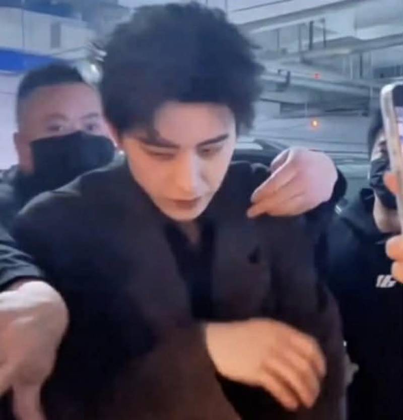 อ๋าวรุ่ยเผิง ถูกซาแซงคุกคาม