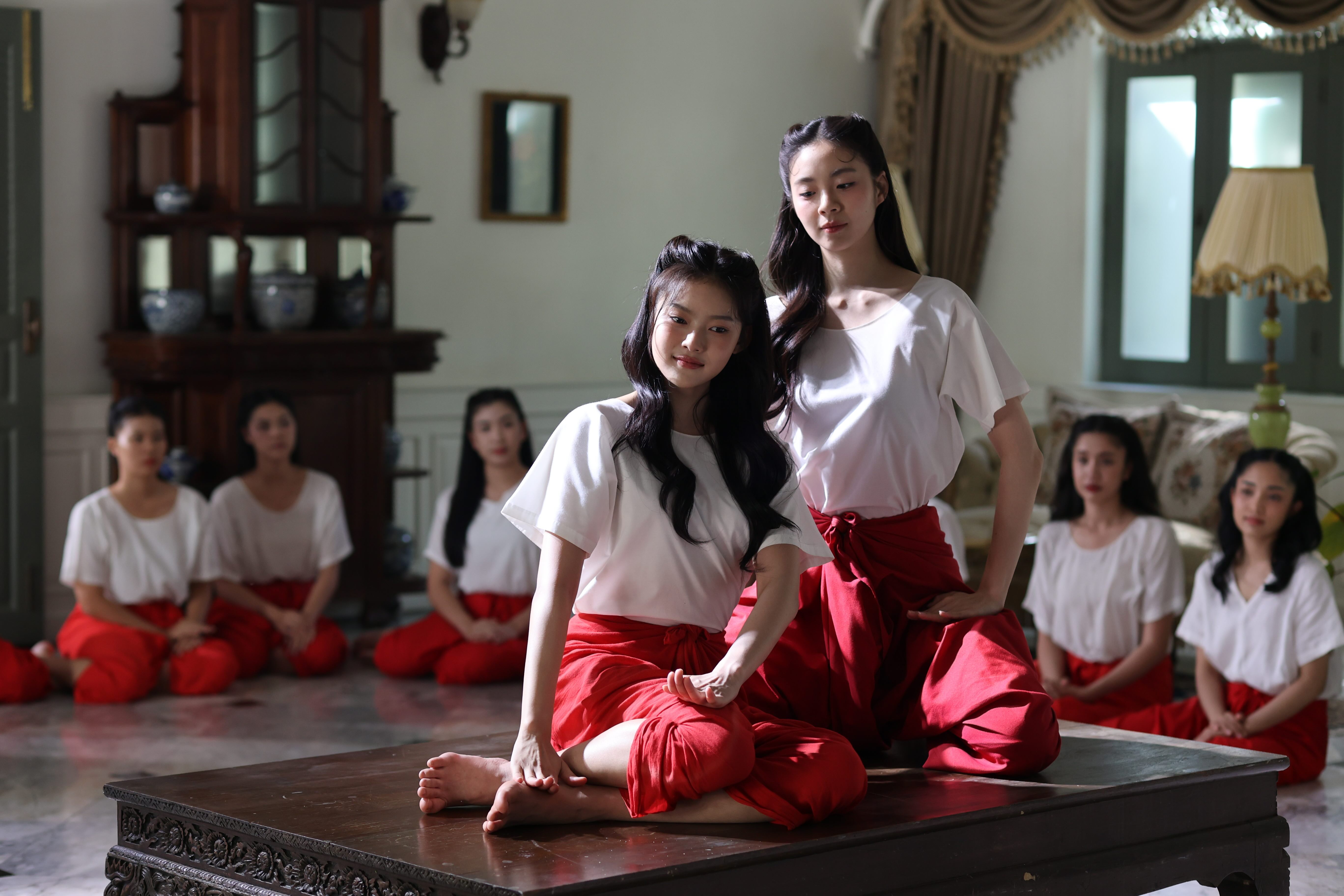 เรื่องย่อ สอดสร้อยมาลา The Bangkok Red Opera