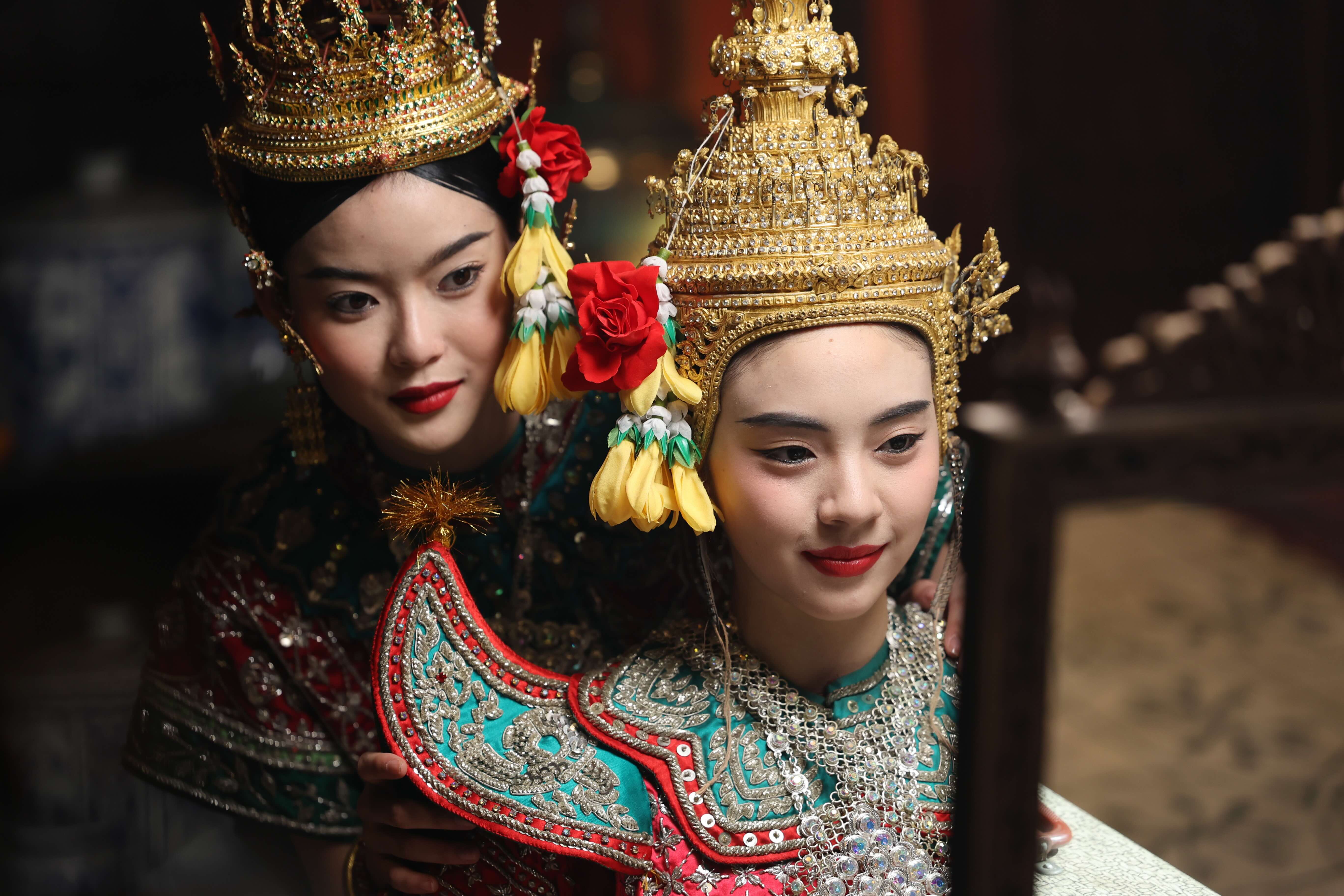 เรื่องย่อ สอดสร้อยมาลา The Bangkok Red Opera