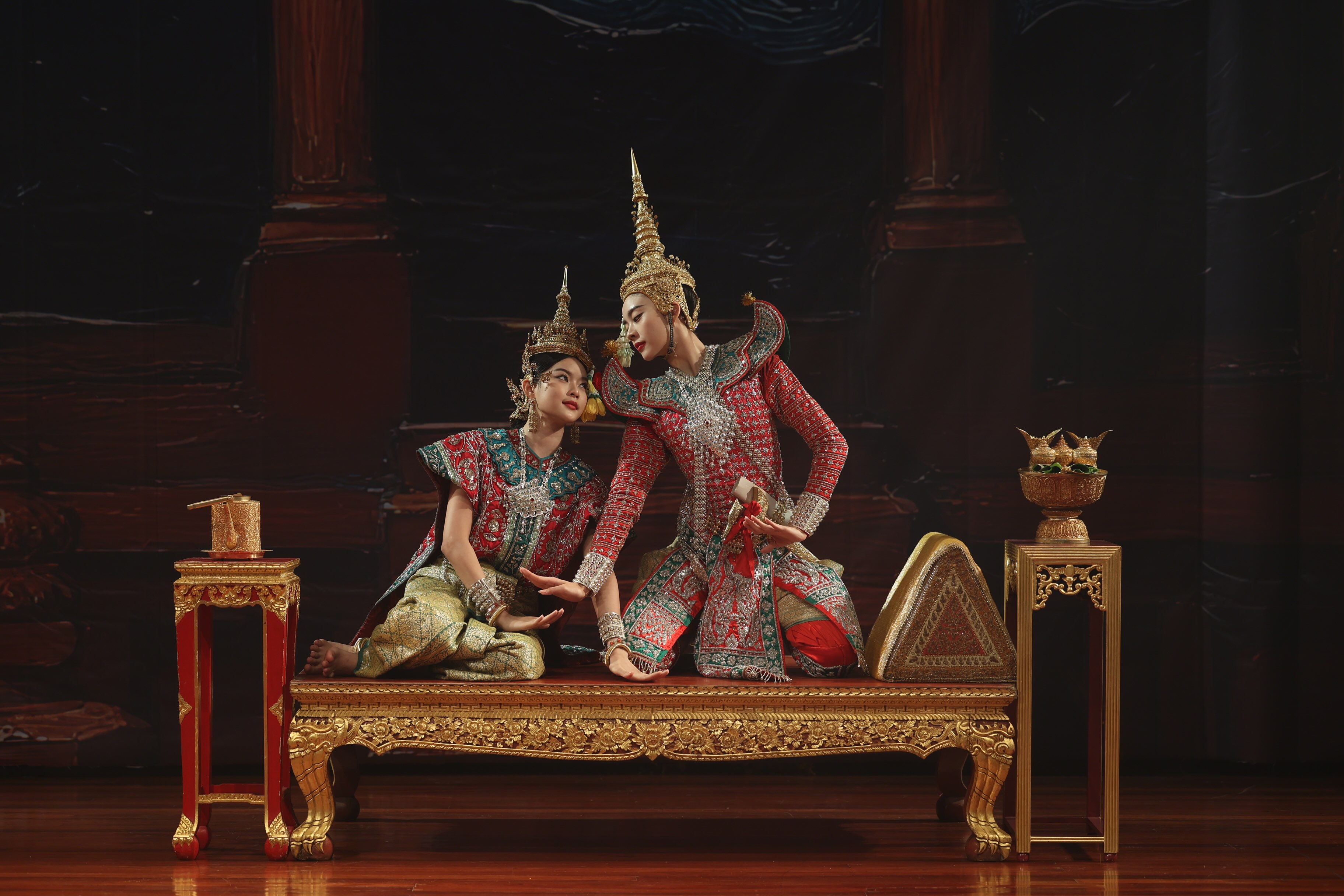 เรื่องย่อ สอดสร้อยมาลา The Bangkok Red Opera