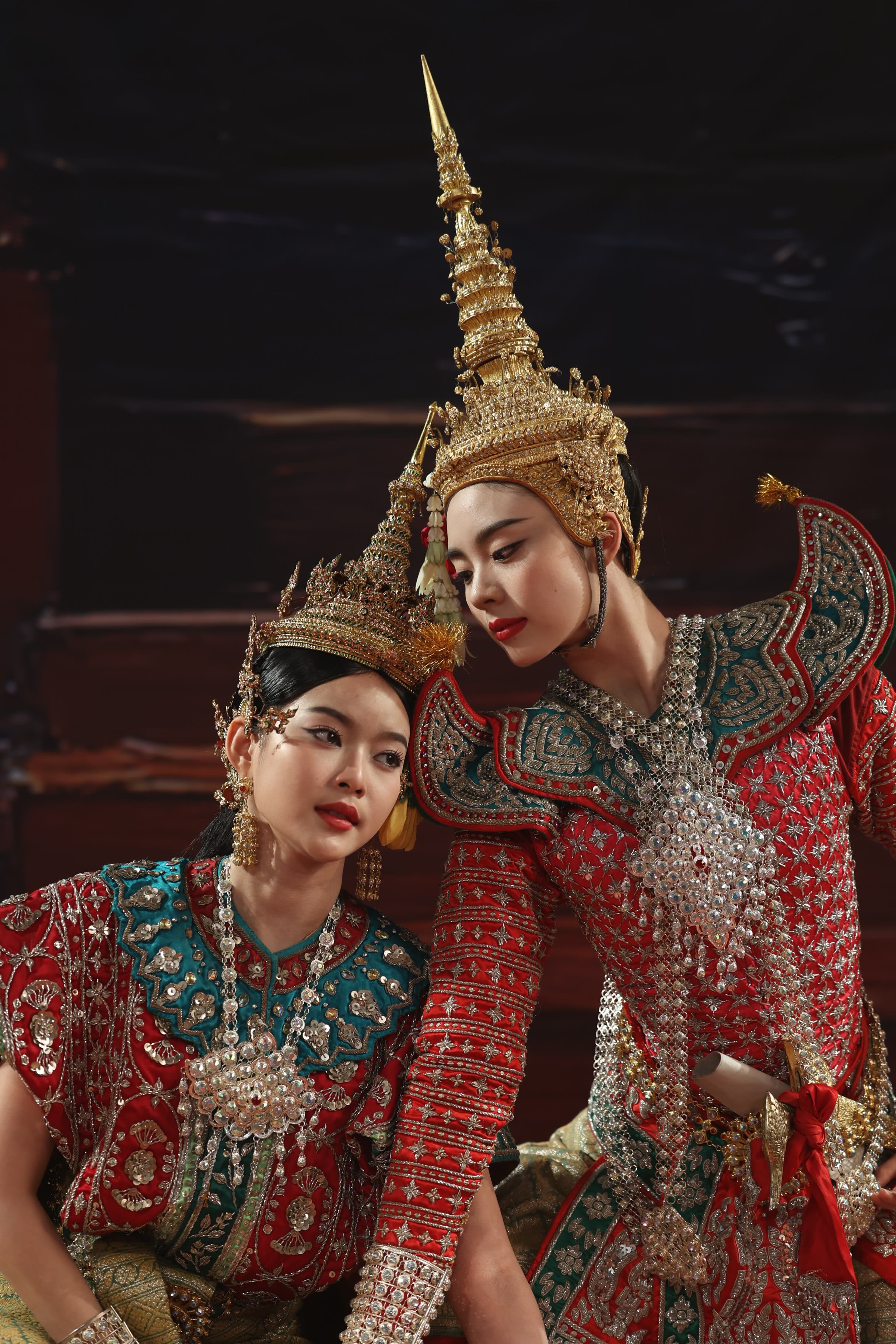 เรื่องย่อ สอดสร้อยมาลา The Bangkok Red Opera