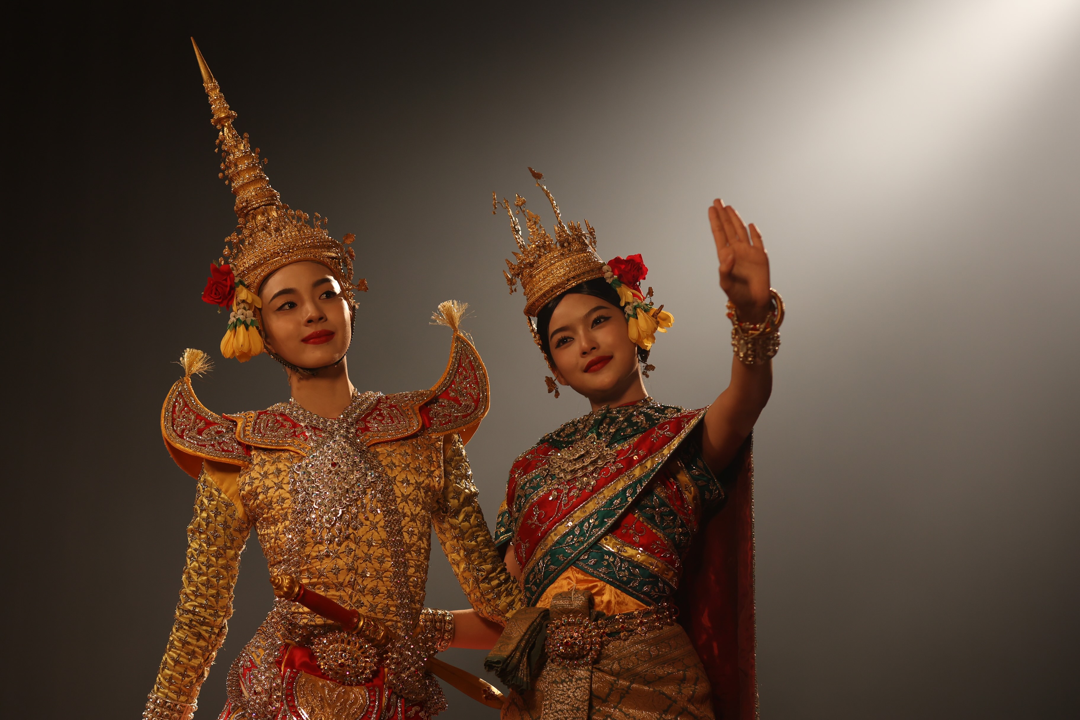 เรื่องย่อ สอดสร้อยมาลา The Bangkok Red Opera