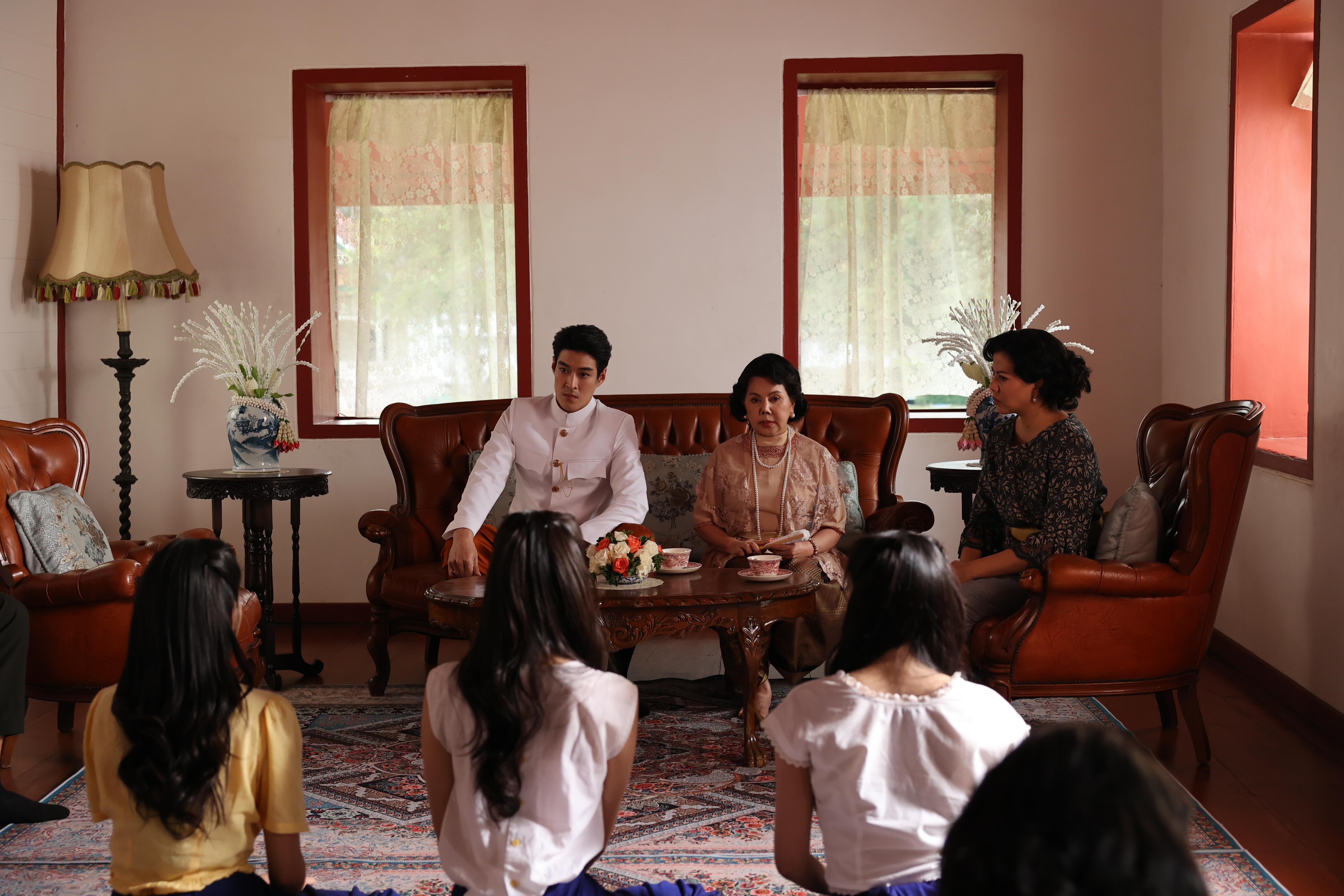 เรื่องย่อ สอดสร้อยมาลา The Bangkok Red Opera