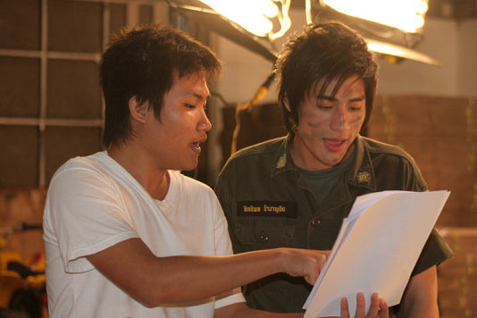 Paradox  เป็นปลื้ม ถ่ายทอดเพลง จิ๊บรด. ประกอบภาพยนตร์เรื่อง  เขาชนไก่
