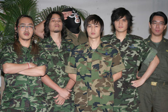 Paradox  เป็นปลื้ม ถ่ายทอดเพลง จิ๊บรด. ประกอบภาพยนตร์เรื่อง  เขาชนไก่