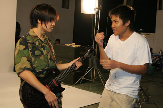 Paradox  เป็นปลื้ม ถ่ายทอดเพลง จิ๊บรด. ประกอบภาพยนตร์เรื่อง  เขาชนไก่