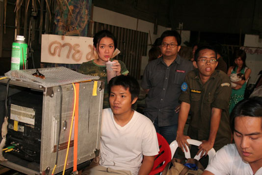 Paradox  เป็นปลื้ม ถ่ายทอดเพลง จิ๊บรด. ประกอบภาพยนตร์เรื่อง  เขาชนไก่