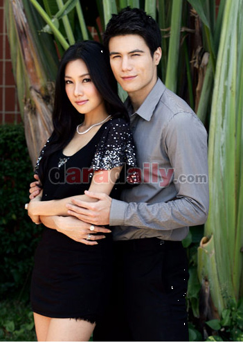 นักแสดงนำจากละคร กุหลาบเหนือเมฆ