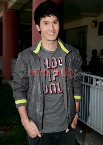 นักแสดงนำจากละคร กุหลาบเหนือเมฆ