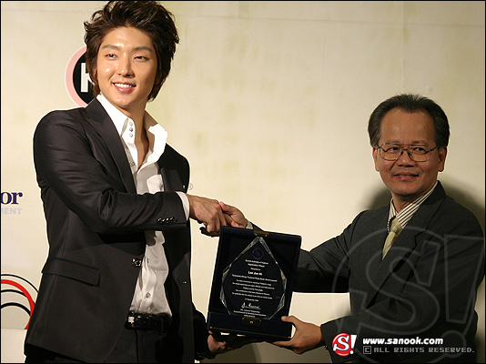 อีจุนกิ เปิดตัวสมุดภาพ Lee Jun Ki "Sawasdee Khrab"