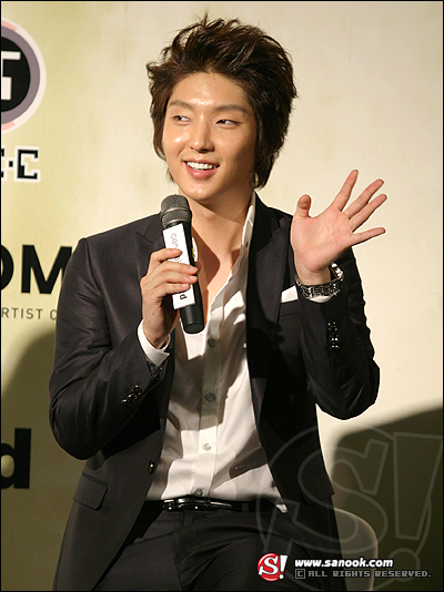 อีจุนกิ เปิดตัวสมุดภาพ Lee Jun Ki "Sawasdee Khrab"