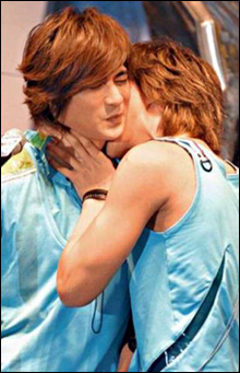 ดาราชายฮิตจูบกันแย่งแสงแฟลช เต๊ะ-เจอรี่ ร่วมวงด้วย